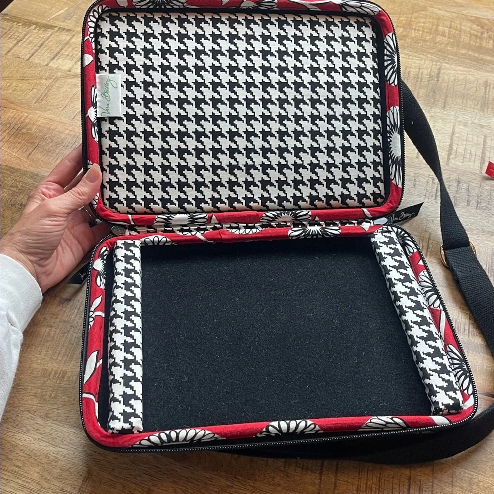 Vera Bradley Deco Daisy Tech Case Hard Shell Padded Messenger Tablet Laptop
